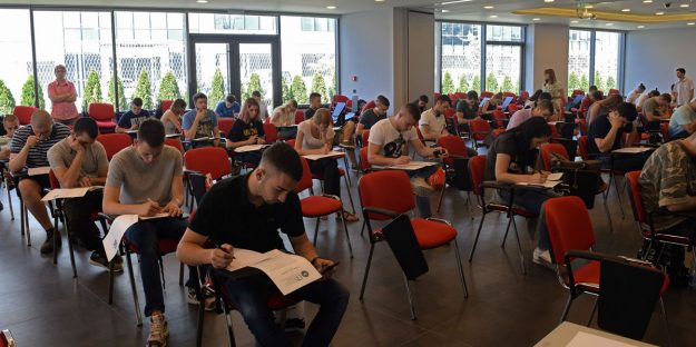 Učenici popunjavaju prijavu za upis na ITS