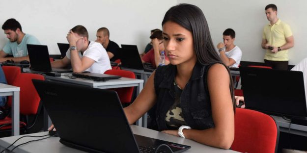 Učenica prijavljuje ispit u junskom roku