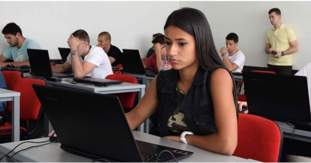 Učenica prijavljuje ispit u junskom roku