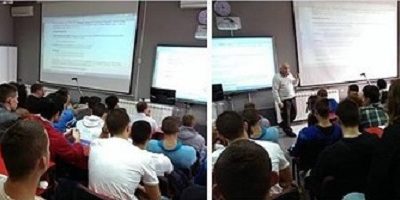 Profesor predaje učenicima srednjoškolsku matematiku