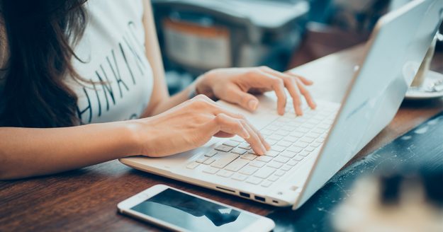 kompjuter-za-engleski-jezik Devojka uz pomoć kompjutera uči engleski jezik