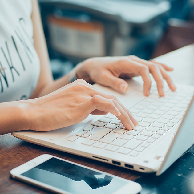 kompjuter-za-engleski-jezik Devojka uz pomoć kompjutera uči engleski jezik