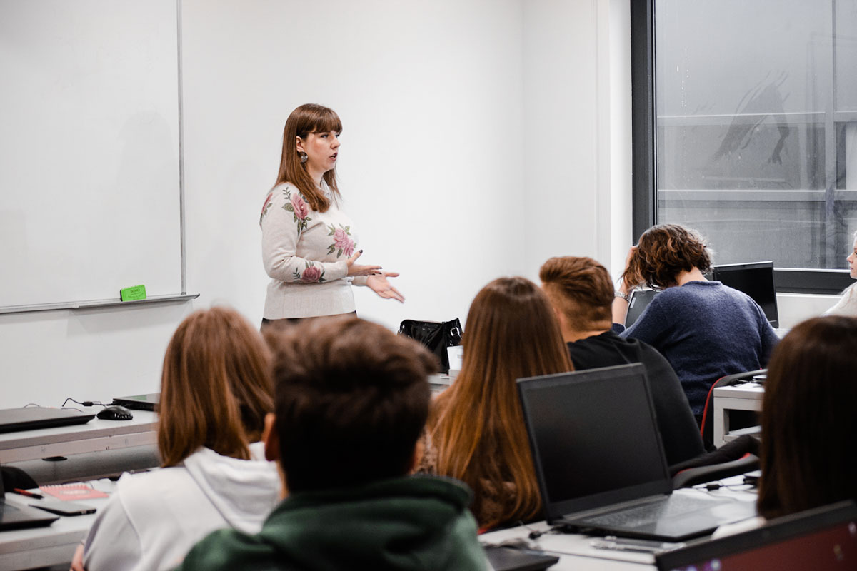 Srednjoškolci na predavanju o programiranju