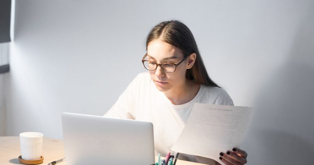 devojka uči za laptopom