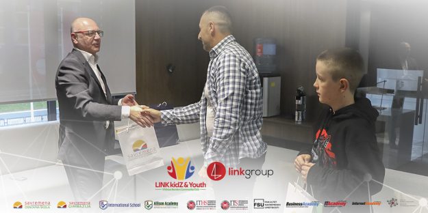 Dodela nagrada učitelju Danijelu Davitkoviću i učeniku Milošu Joviću.