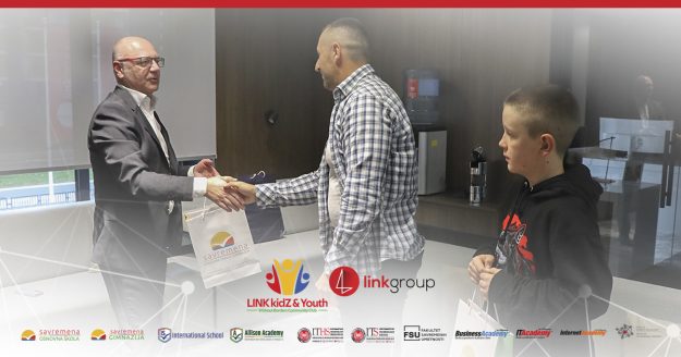 Dodela nagrada učitelju Danijelu Davitkoviću i učeniku Milošu Joviću.