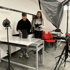 Đaci postavljaju predmete za slikanje