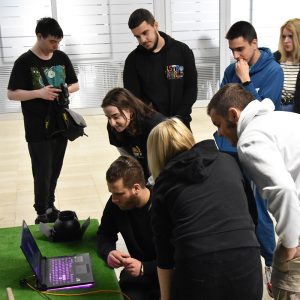 Studenti okupljeni oko predavača