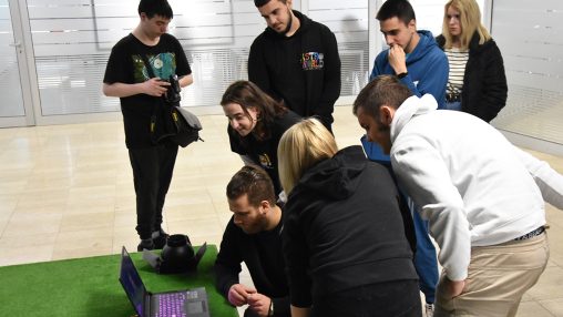 Studenti okupljeni oko predavača