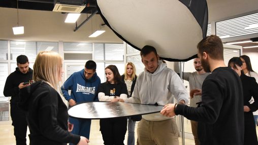 Članovi kluba postavljaju scenu za slikanje