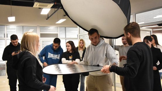 Članovi kluba postavljaju scenu za slikanje