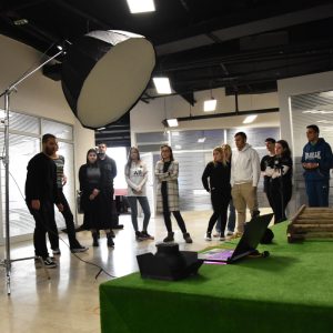 Studenti okupljeni oko bine