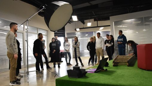 Studenti okupljeni oko bine