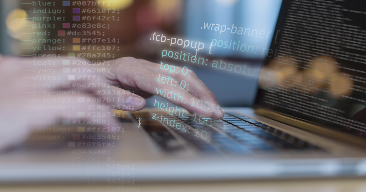 Osoba koristi JavaScript skriptni jezik na računaru