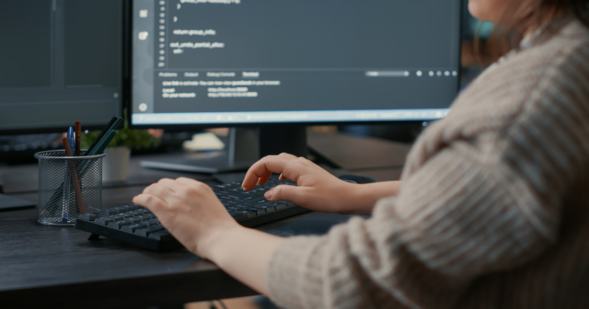 Čovek koristi Microsoft Visual Studio